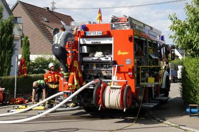 Rauchentwicklung in einem Dachstuhl einer Doppelhaushaelfte 
